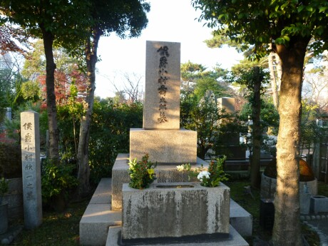小村寿太郎の墓.jpg