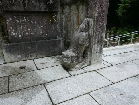 伊奈波神社9逆さ狛犬.jpg