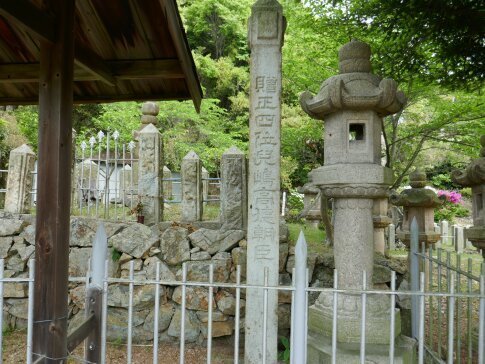 児島高徳の墓.jpg