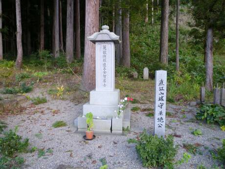 直江山城の墓.jpg