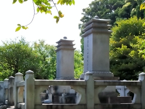 護国寺  山県有朋夫妻の墓.jpg