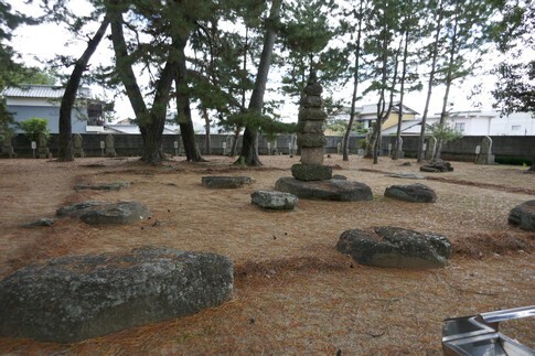 讃岐国分寺3七重塔礎石.jpg